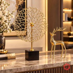 Cây trường sinh vàng đặt cạnh tượng hươu trên bàn