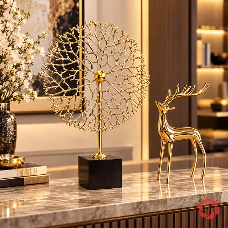 Decor Trang Trí Cây Trường Sinh Đế Đá UP059A Cây trường sinh vàng đặt cạnh tượng hươu trên bàn