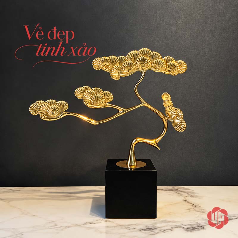 Cây Để Bàn Làm Việc Tùng Đồng Trên Đá UP067V Tùng vàng đế đen nhìn chính diện trên bàn sáng