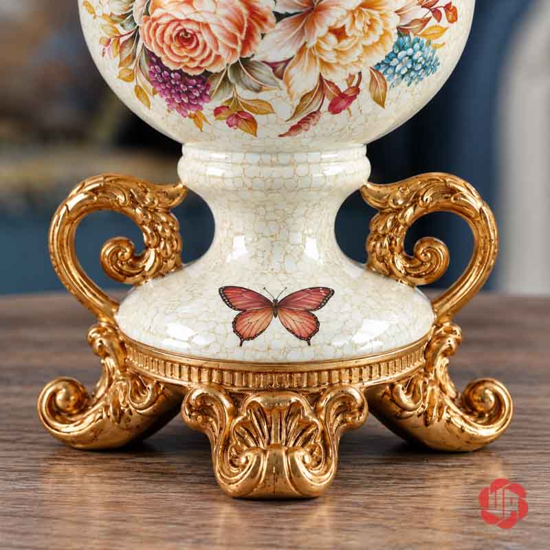 Bình Hoa Trang Trí Tân Cổ Điển Hai Quai Họa Tiết Hoa Hồng BG048 Cận cảnh chân đế bình hoa BG048 với hoa văn cuộn xoắn ánh vàng và hình bướm màu hồng.