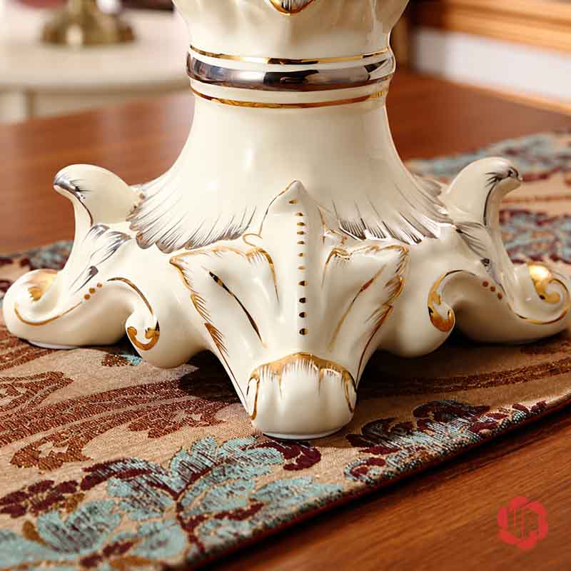 Bình Hoa Đẹp Để Phòng Khách Tân Cổ Điển Hai Quai UP074 Cận cảnh chân đế nhiều nhánh của bình gốm sứ trang trí UP074