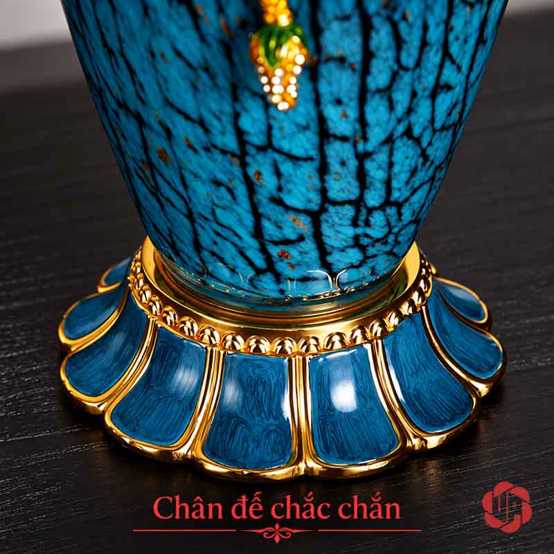 Bình Hoa Thủy Tinh Cao Cấp Xanh Ngọc Hoa Đắp Nổi UP003 Chi tiết chân đế bình hoa màu xanh ngọc có viền ánh vàng và hoa văn cách điệu