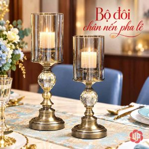 Chân nến pha lê thủy tinh bộ đôi trên bàn ăn có khăn hoa văn