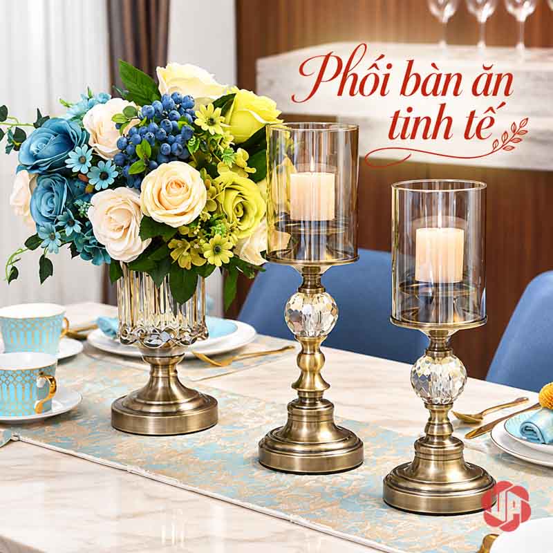 Chân Nến Pha Lê Thủy Tinh Phong Cách Tân Cổ Điển UP029 Chân nến pha lê thủy tinh phối bình hoa xanh trắng trên bàn ăn