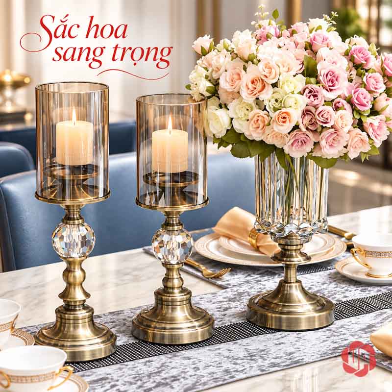 Chân Nến Pha Lê Thủy Tinh Phong Cách Tân Cổ Điển UP029 Chân nến pha lê thủy tinh phối hoa hồng trên khăn bàn