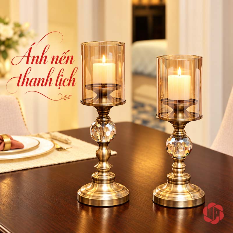 Chân Nến Pha Lê Thủy Tinh Phong Cách Tân Cổ Điển UP029 Chân nến pha lê thủy tinh thắp nến trên mặt bàn gỗ