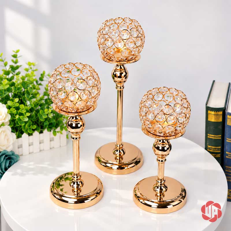 Bộ Chân Nến Trang Trí Để Bàn Ánh Vàng UP018 Chân nến trang trí bộ ba trên bàn trắng cạnh cây xanh