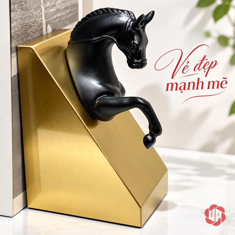 Chặn Sách Decor Ngựa Mã Đáo Thành Công UP051 Chặn sách decor ngựa cận cảnh bờm đen và phần đế vàng vát chéo