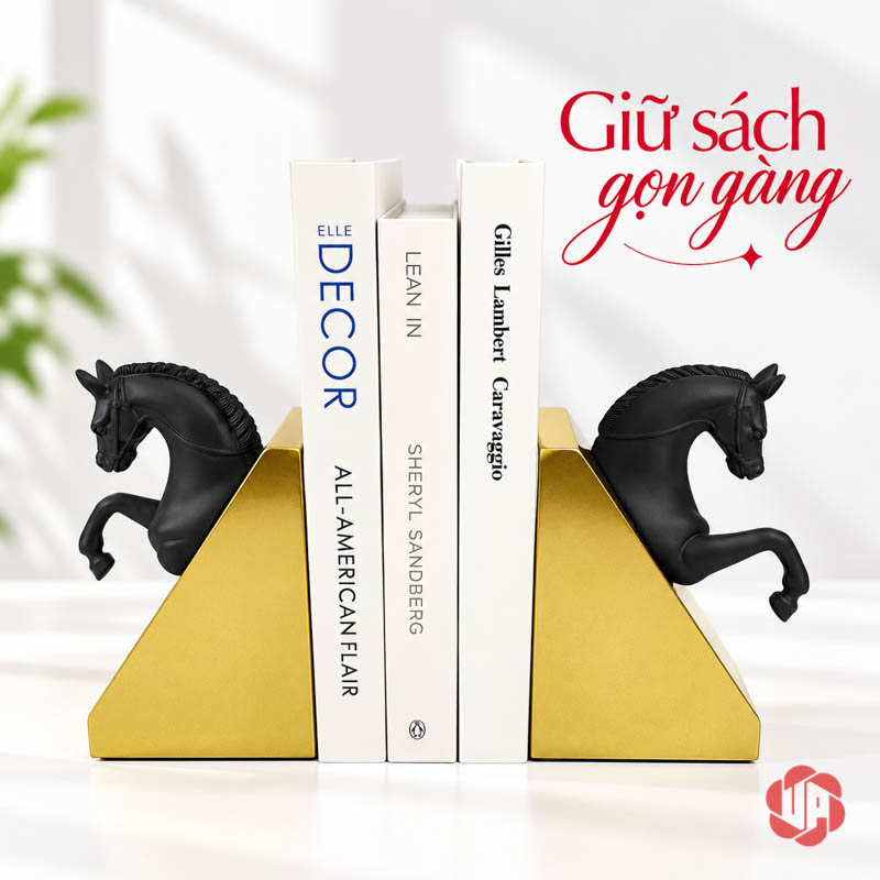 Chặn Sách Decor Ngựa Mã Đáo Thành Công UP051 Chặn sách decor ngựa giữ ba cuốn sách trên nền sáng