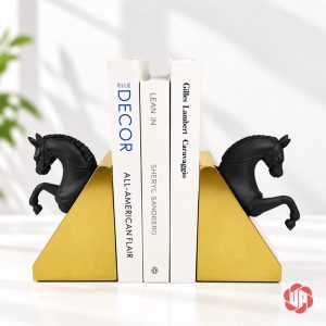 Chặn sách decor ngựa mã đáo thành công đặt hai bên sách bìa trắng