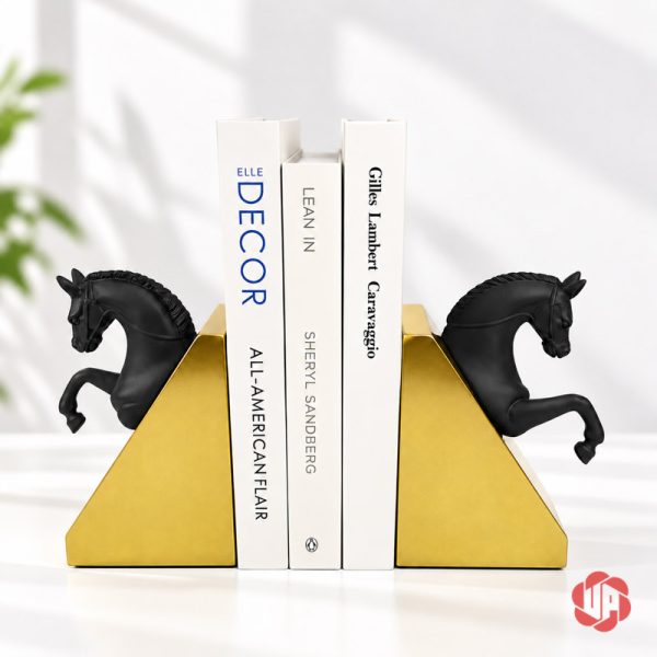 Chặn sách decor ngựa mã đáo thành công đặt hai bên sách bìa trắng