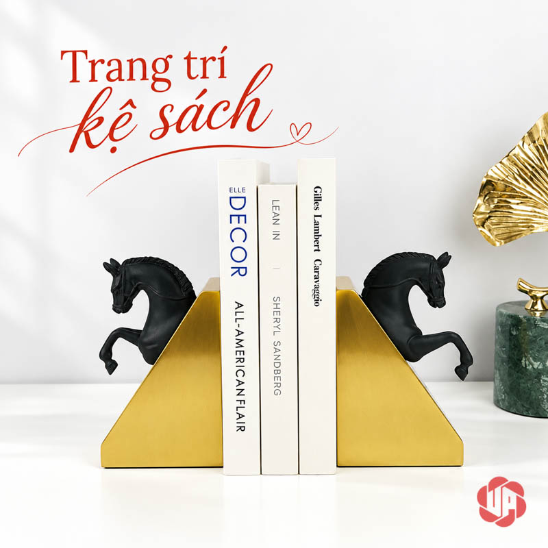 Chặn Sách Decor Ngựa Mã Đáo Thành Công UP051 Chặn sách decor ngựa trên kệ trắng cạnh vật trang trí màu vàng