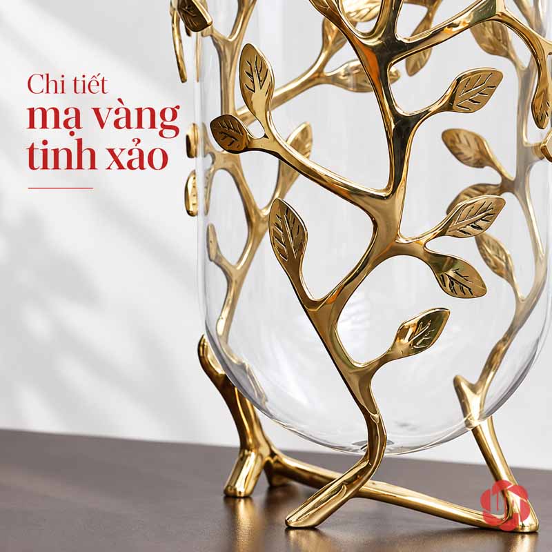 Lọ Hoa Thủy Tinh Mạ Vàng Họa Tiết Cành Lá UPT10 Cận cảnh họa tiết cành lá hợp kim ánh vàng trên thân lọ