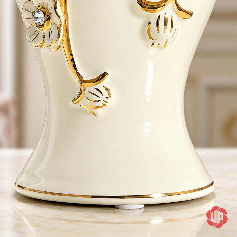 Bình Hoa Gốm Sứ Đắp Nổi Hoa Trắng Vàng Cao Cấp UP065 Cận cảnh phần chân bình gốm sứ trắng ngà với viền vàng và hoa nổi
