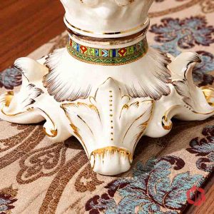 Cận cảnh chân đế gốm sứ chạm nổi của bình hoa tân cổ điển UP071