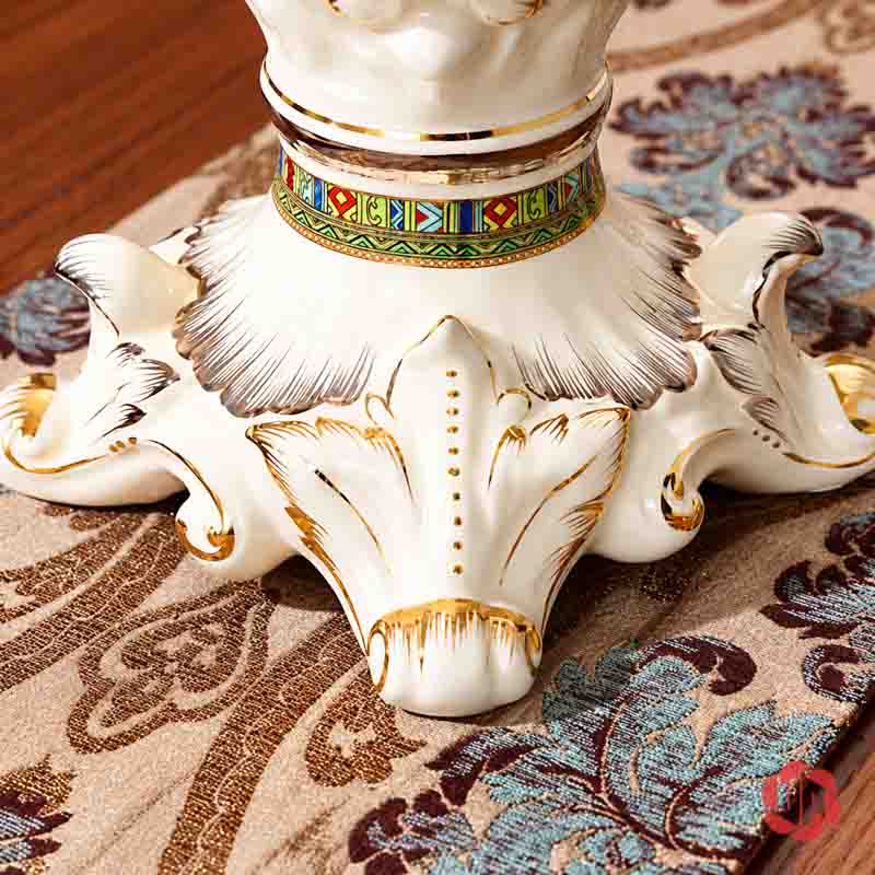 Bình Hoa Tân Cổ Điển Hai Quai Họa Tiết Ngựa UP071 Cận cảnh chân đế gốm sứ chạm nổi của bình hoa tân cổ điển UP071