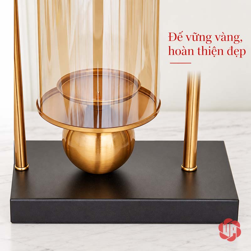 Lọ Hoa Thủy Tinh Cao Cấp Khung Vàng Hiện Đại UPT08 Cận cảnh chân đế đen, trụ kim loại và chi tiết cầu vàng của lọ hoa