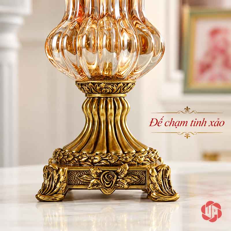 Lọ Hoa Thủy Tinh Tân Cổ Điển Viền Vàng UPT13 cận cảnh chân đế của lọ hoa thủy tinh tân cổ điển UPT13