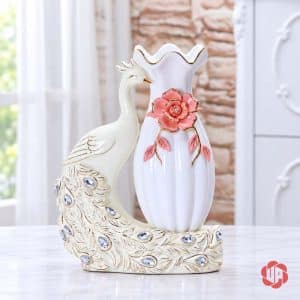 Chi tiết chim công trắng với đuôi trang trí ánh vàng và hoa hồng nổi màu hồng trên bình sứ BG030.