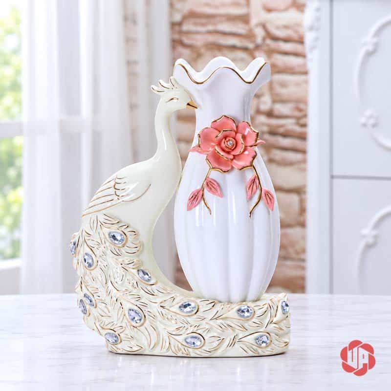 Bình Hoa Gốm Sứ Chim Công Hoa Hồng Trắng Viền Vàng BG030 Chi tiết chim công trắng với đuôi trang trí ánh vàng và hoa hồng nổi màu hồng trên bình sứ BG030.