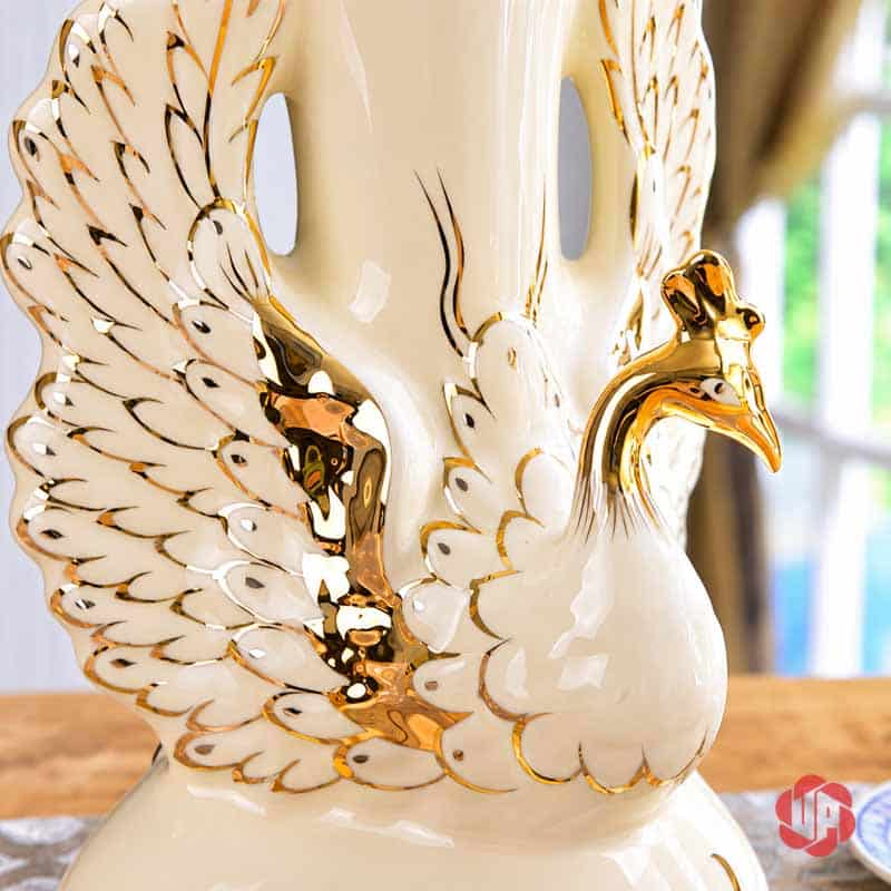 Bình Hoa Gốm Sứ Chim Công Trắng Viền Vàng Trang Trí Phòng Khách BG027 Cận cảnh hình tượng chim công trắng xòe cánh trên bình hoa gốm sứ với đường viền ánh vàng.