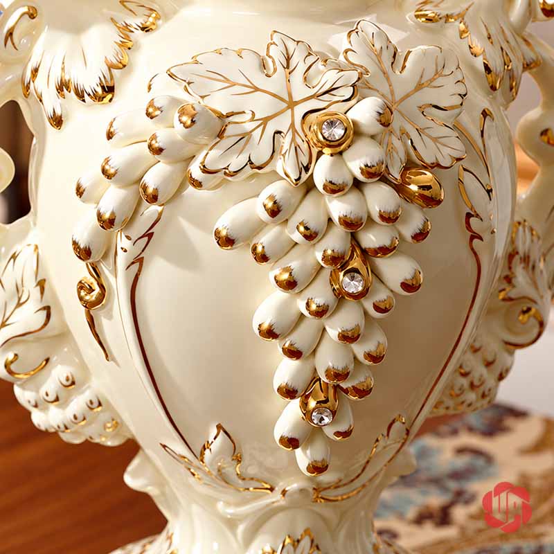 Bình Hoa Đẹp Để Phòng Khách Tân Cổ Điển Hai Quai UP074 Chi tiết chùm nho và lá đắp nổi phối nét vàng trên thân bình UP074