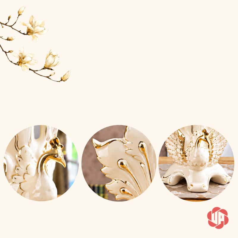 Bình Hoa Gốm Sứ Chim Công Trắng Viền Vàng Trang Trí Phòng Khách BG027 Ba hình cận cảnh phần đầu chim công, lông cánh và chân đế của bình hoa gốm sứ trắng viền vàng.