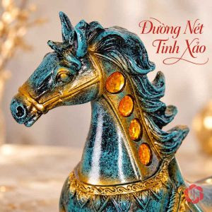 Kệ rượu vang tuấn mã cận cảnh đầu ngựa xanh, bờm uốn lượn và các chi tiết vàng.