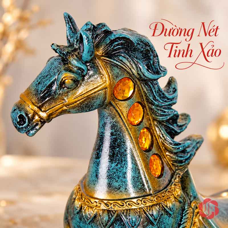 Kệ Rượu Vang Tuấn Mã Và Tuần Lộc Nghệ Thuật UP016R Kệ rượu vang tuấn mã cận cảnh đầu ngựa xanh, bờm uốn lượn và các chi tiết vàng.