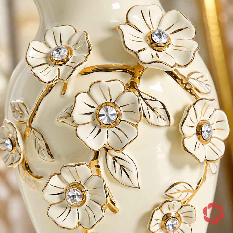 Bình Hoa Gốm Sứ Đắp Nổi Hoa Trắng Vàng Cao Cấp UP065 Cận cảnh bông hoa đắp nổi cùng nhụy ánh kim trên thân bình gốm sứ