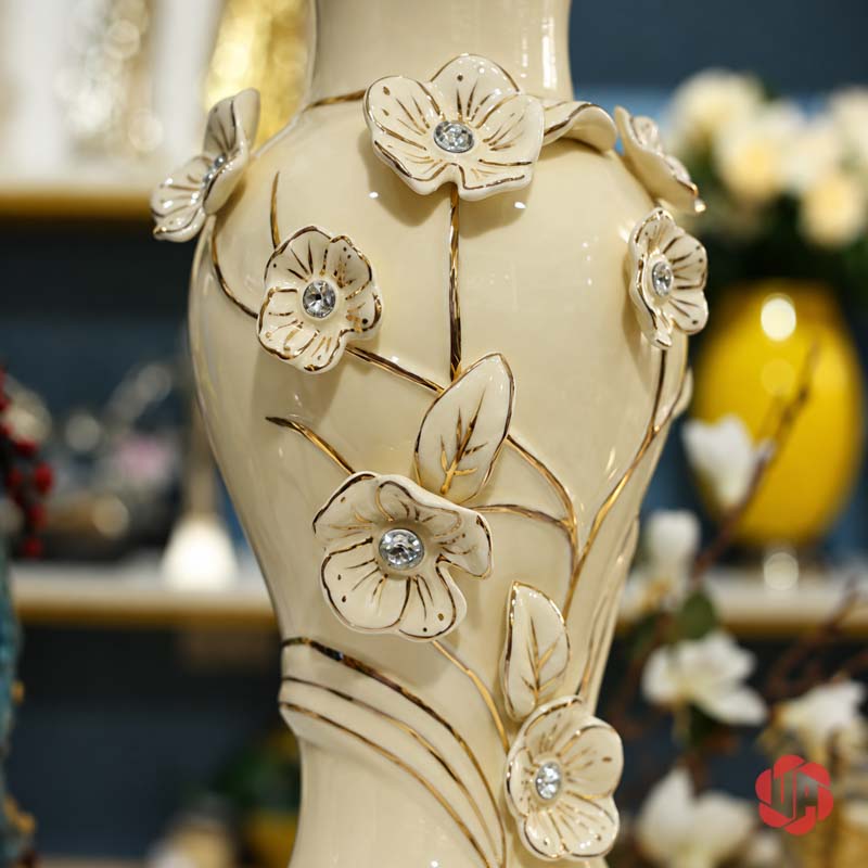 Bình Hoa Gốm Sứ Cao Cấp Hoa Đắp Nổi Trắng Vàng UP073 Cận cảnh họa tiết hoa và lá nổi trên thân bình gốm sứ UP073