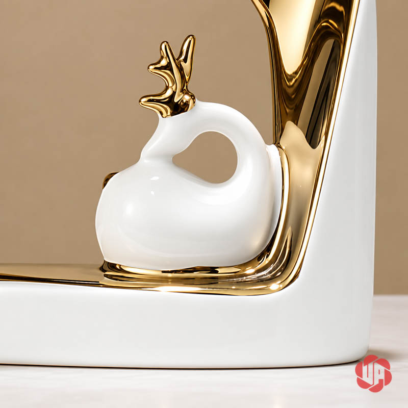 Cặp Bình Hoa Gốm Sứ Đôi Hươu Trắng Vàng UP068T Cận cảnh tượng hươu sứ trắng có gạc vàng bên trong khung bình thấp mạ vàng
