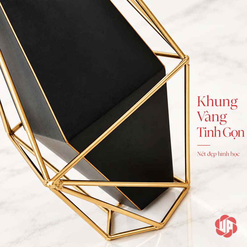 Bình Hoa Trang Trí Phòng Khách Kim Loại Đen Vàng Hình Học UP007 Cận cảnh khung kim loại màu vàng tạo đường nét hình học quanh thân bình đen