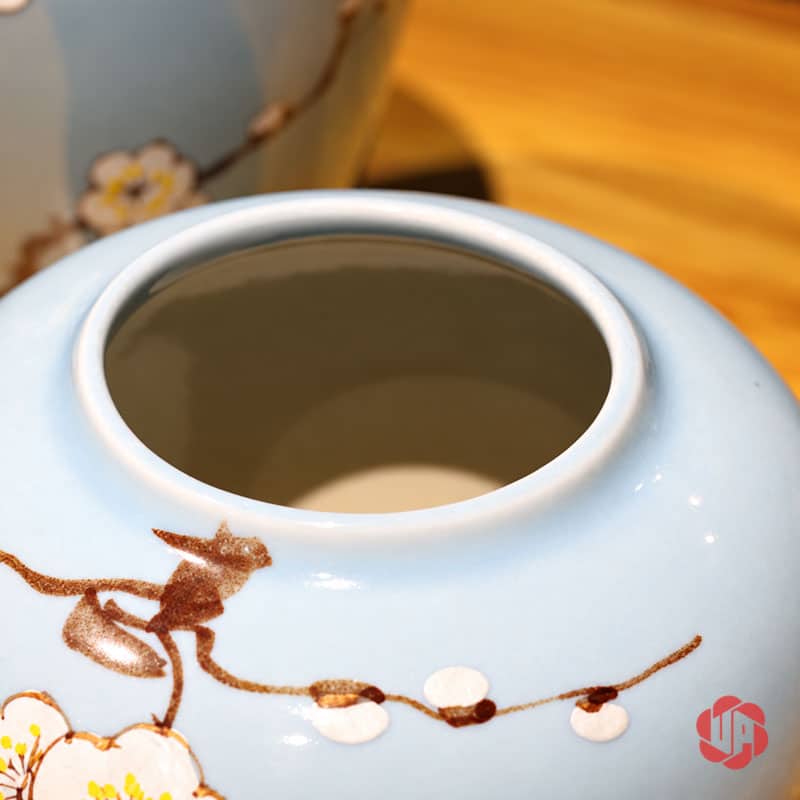 Bộ Bình Gốm Sứ Hoa Mai Trắng 3 Món Trang Trí Phòng Khách BG023 Cận cảnh miệng bình gốm sứ men xanh ngọc cùng phần lòng rỗng và họa tiết cành hoa gần cổ bình.
