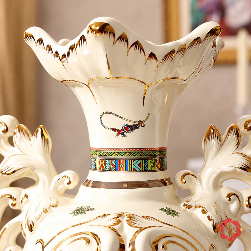Bình Hoa Tân Cổ Điển Hai Quai Họa Tiết Ngựa UP071 Cận cảnh miệng bình hoa gốm sứ UP071 dạng loe và viền vàng tinh tế