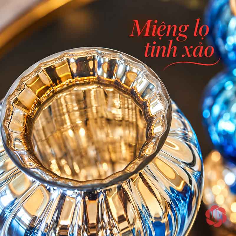 Bộ Lọ Hoa Thủy Tinh Xanh Bạc Tân Cổ Điển UPT09 Cận cảnh miệng lọ hoa với viền kim loại và thân thủy tinh xanh