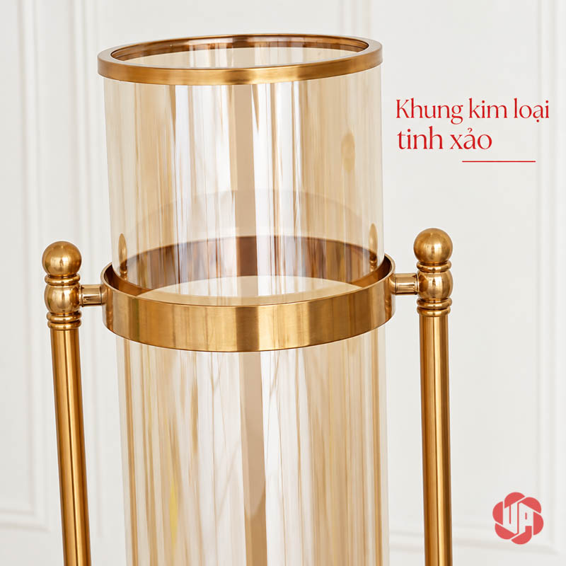 Lọ Hoa Thủy Tinh Cao Cấp Khung Vàng Hiện Đại UPT08 Cận cảnh miệng lọ thủy tinh trong suốt và vòng khung kim loại vàng