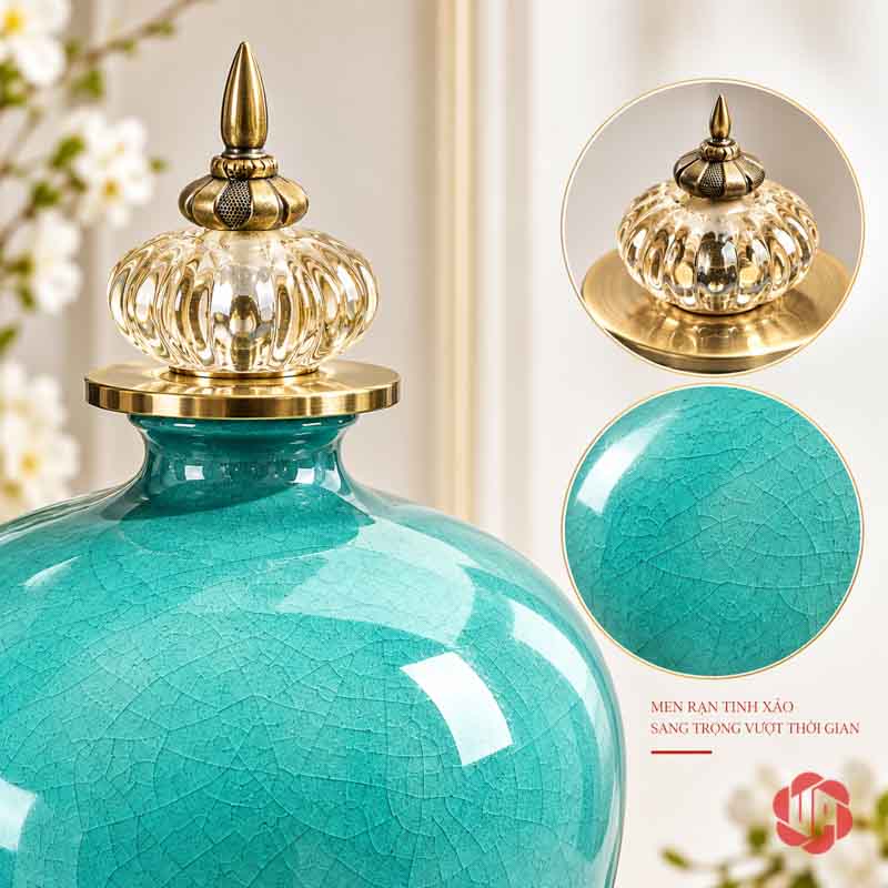Bộ Lọ Hoa Tân Cổ Điển Xanh Ngọc Men Rạn Cao Cấp UP054A Cận cảnh nắp bình kim loại và hoa văn men rạn trên thân sứ màu xanh ngọc