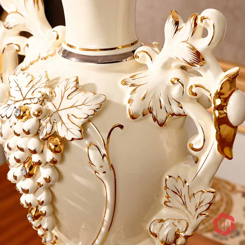 Bình Hoa Đẹp Để Phòng Khách Tân Cổ Điển Hai Quai UP074 Cận cảnh quai bình hoa UP074 chạm nổi họa tiết lá và đường viền vàng