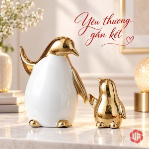 Chim cánh cụt lớn dang cánh bên chim con màu vàng