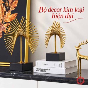 Decor phòng làm việc cánh chim bay với hai cỡ đặt cạnh sách và tượng hươu
