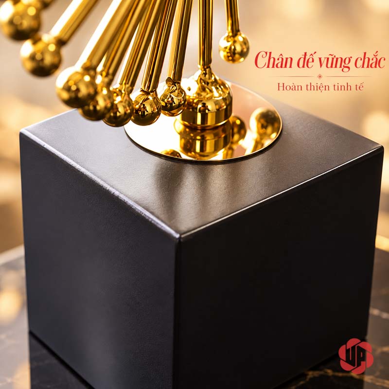 Decor Trang Trí Thời Gian Vàng Nghệ Thuật UPV009 Cận chân đế đen và các đầu thanh vàng của decor thời gian