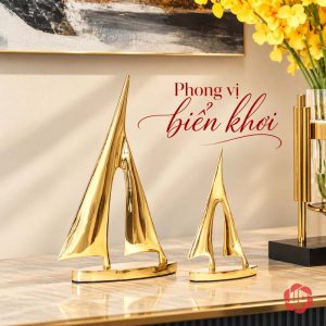 Decor trang trí cánh buồm xuôi gió đặt cạnh bình hoa vàng