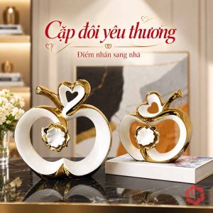 Decor trang trí đôi quả táo trắng viền vàng với quả nhỏ kê trên sách