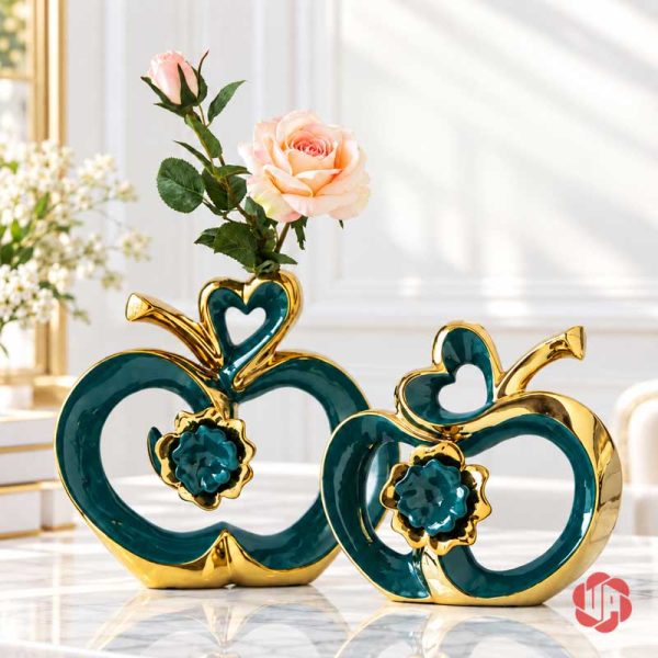 Decor trang trí đôi quả táo xanh cắm hoa hồng trước nền sáng