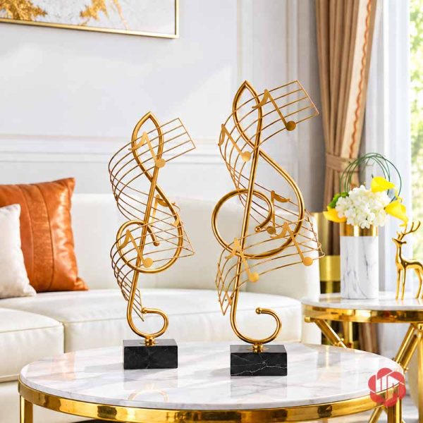 Decor trang trí nội thất cặp nốt nhạc trước sofa sáng
