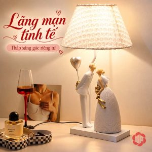 Đèn đôi tình nhân có bóng tim đặt cạnh ảnh và ly trên bàn