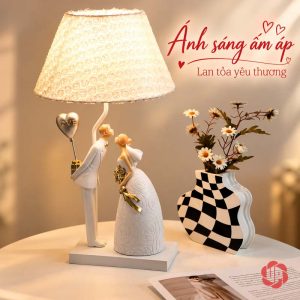Đèn đang sáng, chú rể giấu quà và bóng tim phía sau lưng