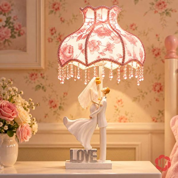 Đèn ngủ chao hoa hồng với tượng chú rể bế cô dâu trên đế chữ LOVE