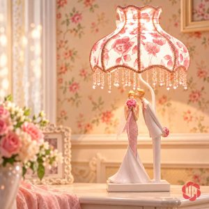 Đèn đôi tình nhân trao nụ hôn, chao hoa hồng và hạt rủ trên bàn sáng